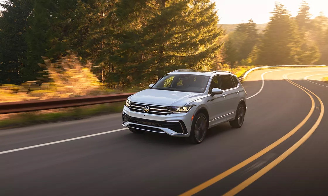 The 2024 Volkswagen Tiguan driving around a curve in the road