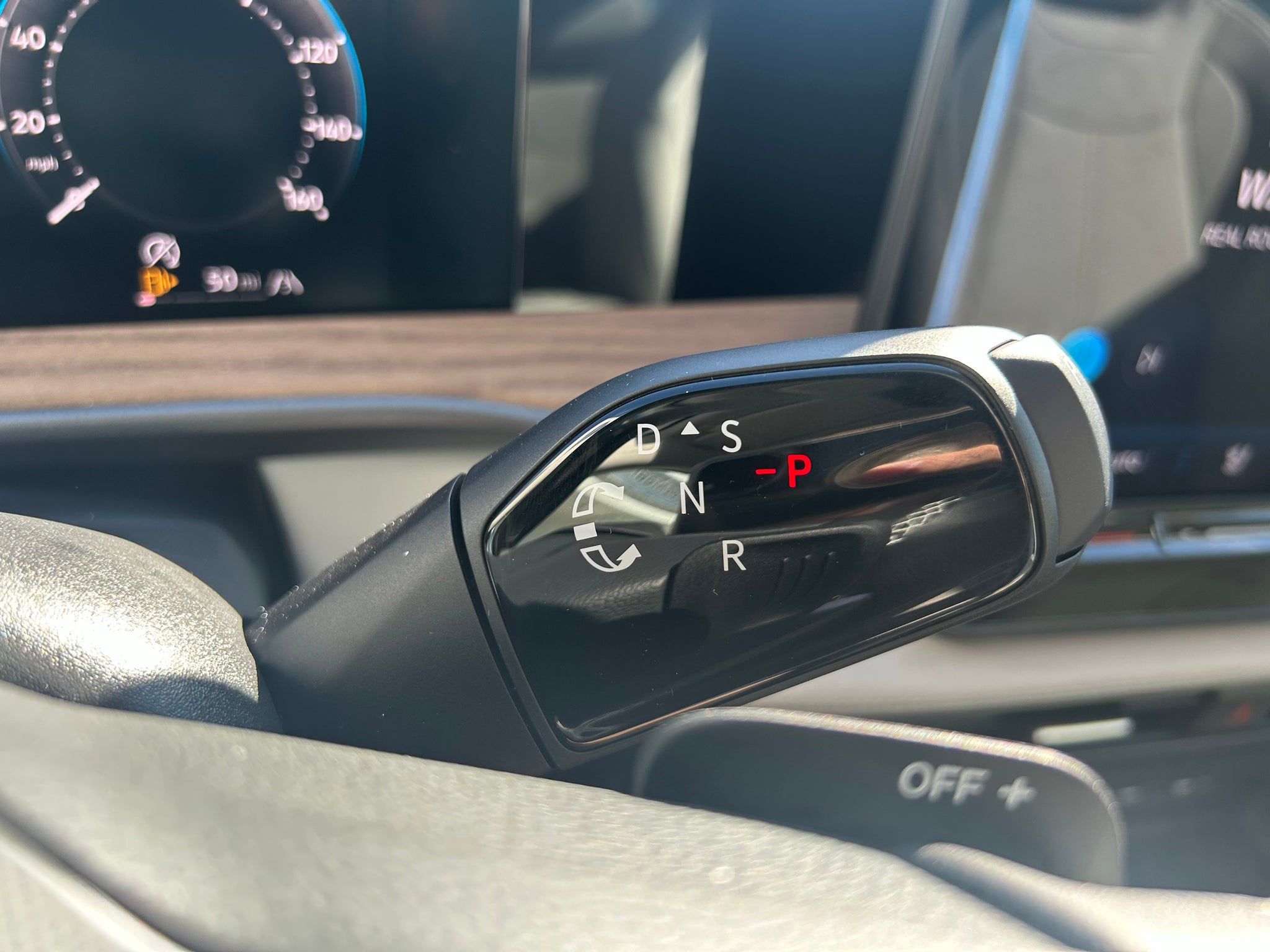 2027 Volkswagen Atlas SE w/Tech w/Sunroof 4Motion