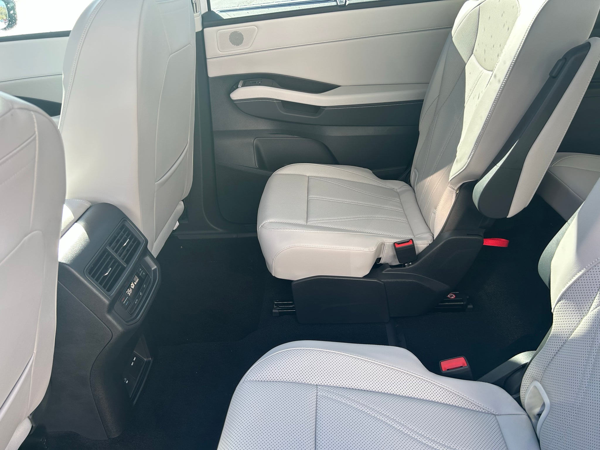 2027 Volkswagen Atlas SE w/Tech w/Sunroof 4Motion