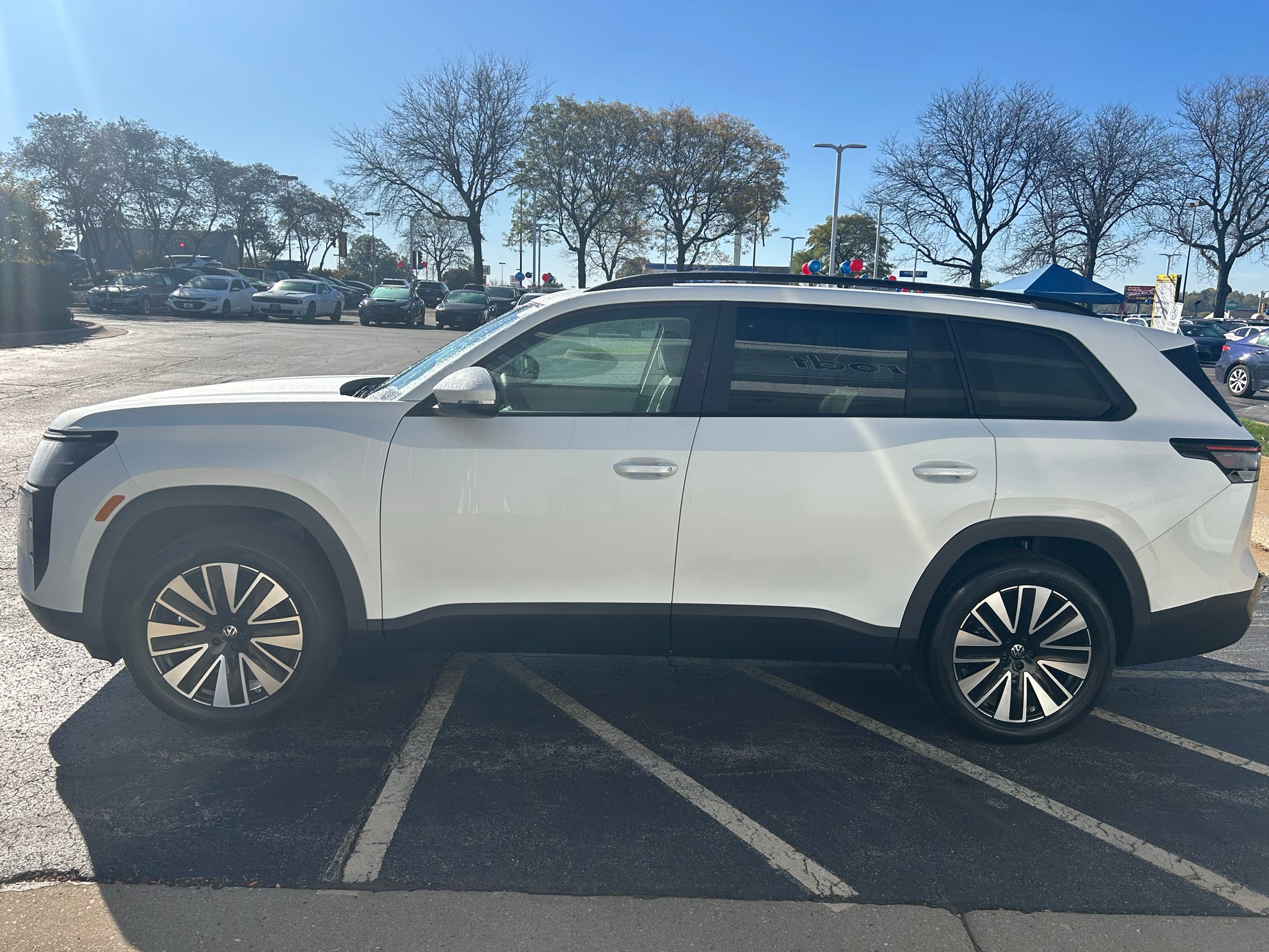 2027 Volkswagen Atlas SE w/Tech w/Sunroof 4Motion