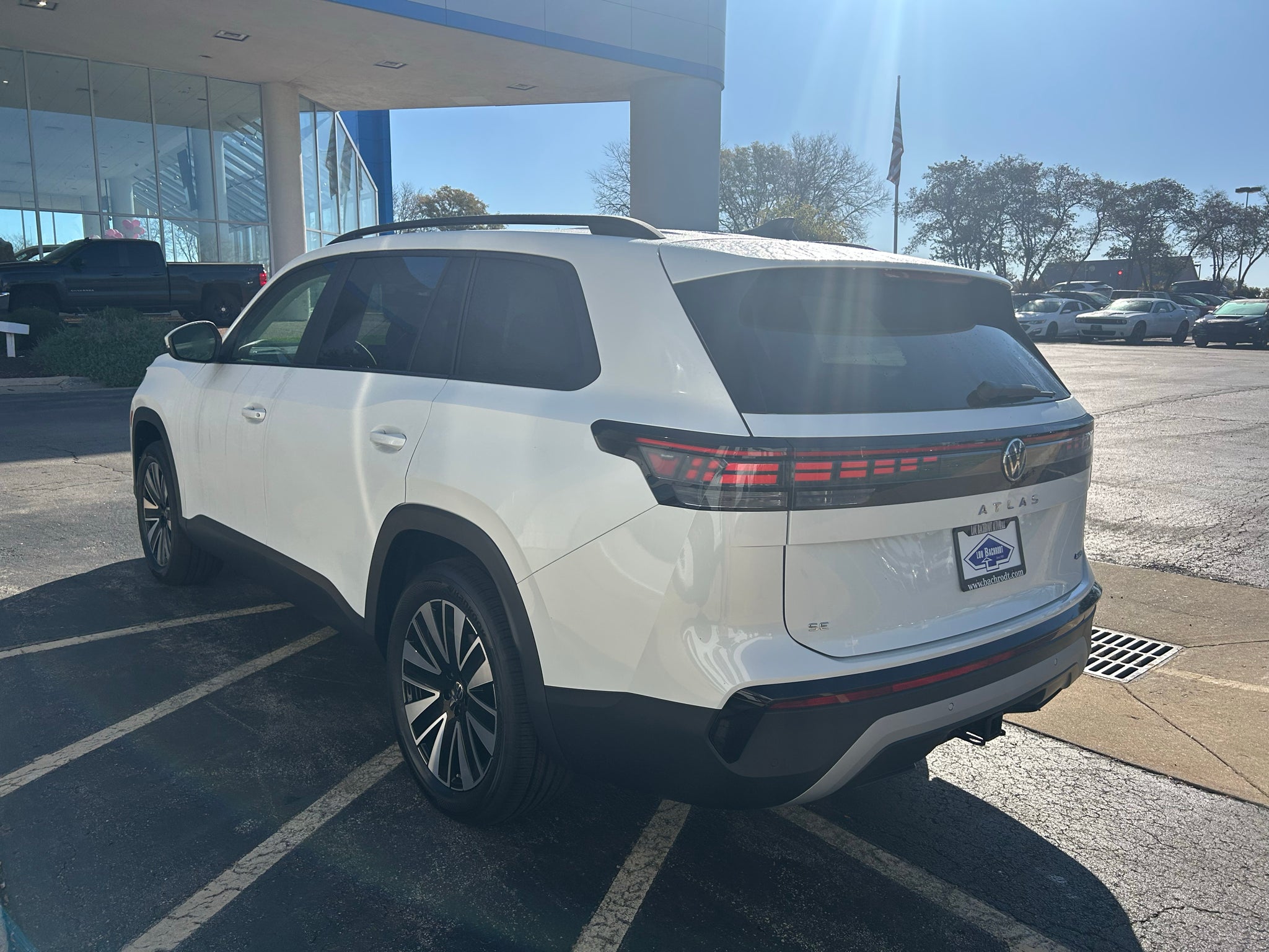 2027 Volkswagen Atlas SE w/Tech w/Sunroof 4Motion
