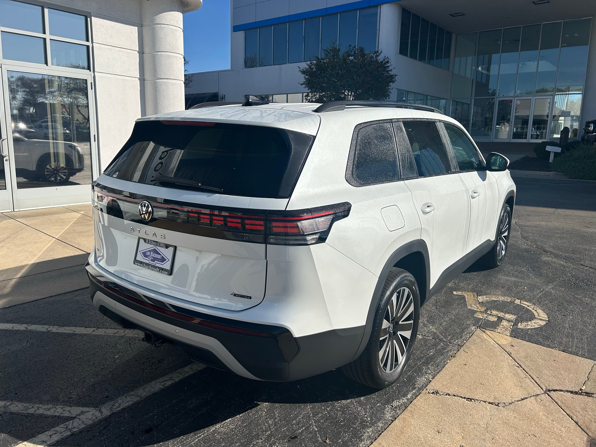 2027 Volkswagen Atlas SE w/Tech w/Sunroof 4Motion