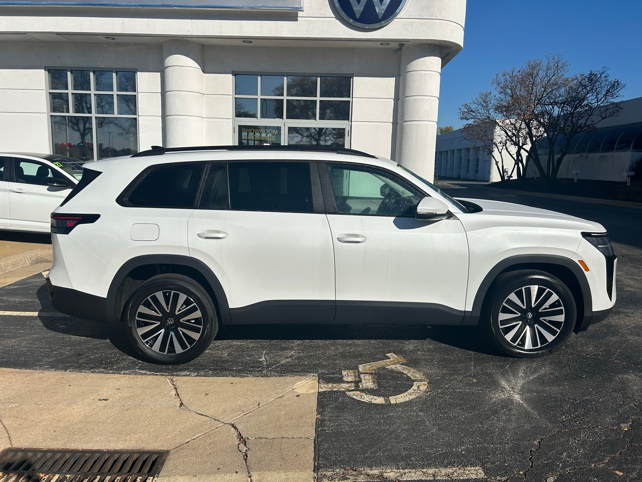 2027 Volkswagen Atlas SE w/Tech w/Sunroof 4Motion