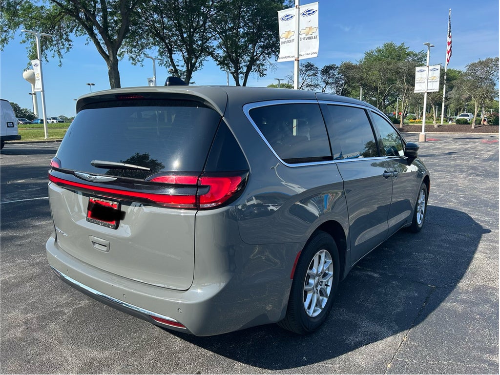 2025 Chrysler Pacifica Select