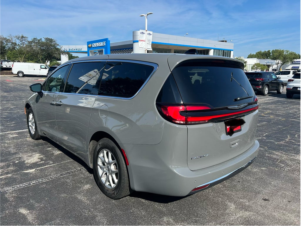 2025 Chrysler Pacifica Select