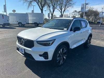2024 Volvo XC40 Ultimate Dark Theme