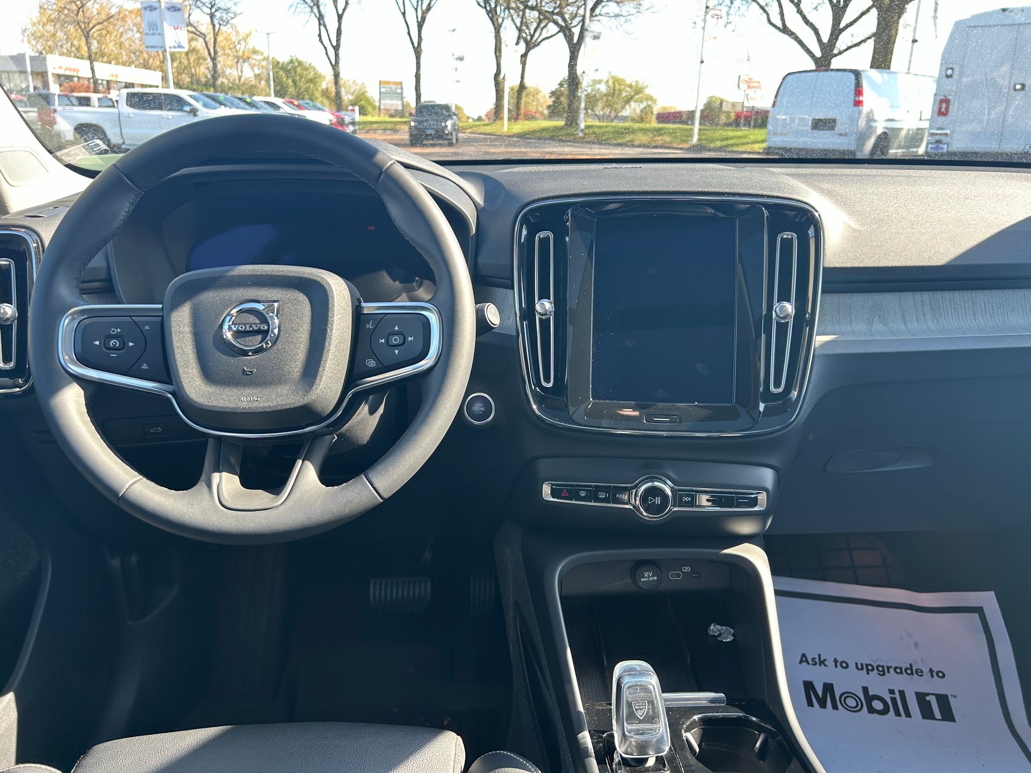 2024 Volvo XC40 Ultimate Dark Theme